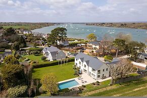 Chic Harbour Retreat for 10 With Pool
