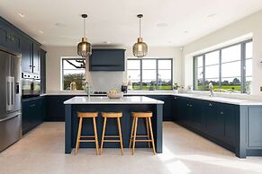Chic Harbour Retreat for 10 With Pool