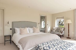 Chic Harbour Retreat for 10 With Pool