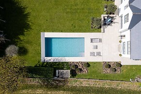 Chic Harbour Retreat for 10 With Pool