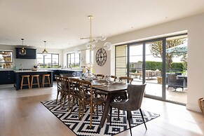 Chic Harbour Retreat for 10 With Pool