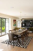 Chic Harbour Retreat for 10 With Pool