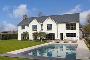 Chic Harbour Retreat for 10 With Pool