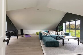 Chic Harbour Retreat for 10 With Pool