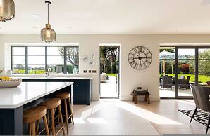 Chic Harbour Retreat for 10 With Pool