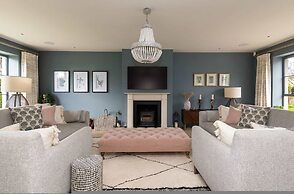 Chic Harbour Retreat for 10 With Pool