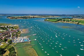 Chic Harbour Retreat for 10 With Pool