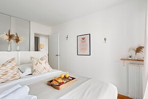 Cozy 2BR Eiffel Tower Area