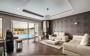 Tranquility Villa With Pool Private Garden BBQ