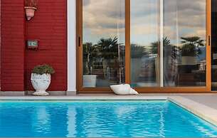 Tranquility Villa With Pool Private Garden BBQ