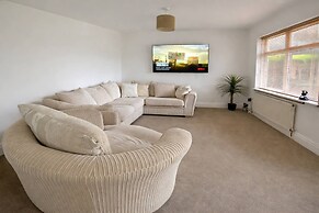 3 Bed Bungalow With Large Garden & BBQ