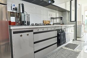 Nari By Edmor Suites