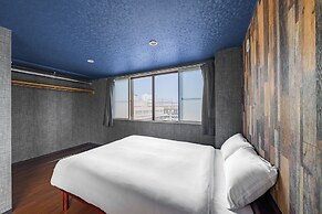 SILK COURT 402