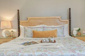 ELIVAAS Aaram Bagh 4 BHK Escape
