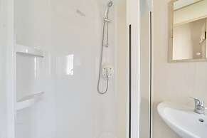 Sleeps 8 - Communal Spa Access - Parking