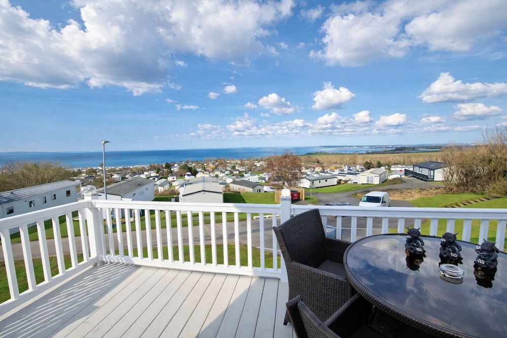 Caravan Sleeps 6 - Sea Views, Parking, Pets