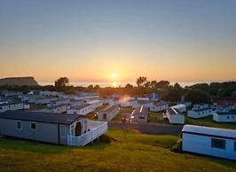 Caravan Sleeps 6 - Sea Views, Parking, Pets
