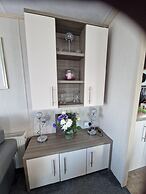 Caravan Sleeps 6 - Sea Views, Parking, Pets