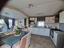 Caravan Sleeps 6 - Sea Views, Parking, Pets