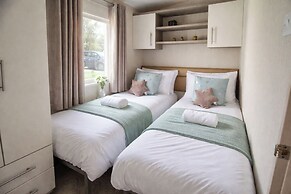 Caravan Sleeps 6 - Sea Views, Parking, Pets