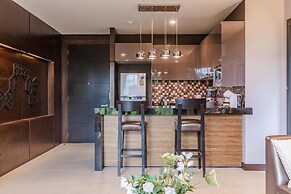 Majestic 2BR with garden view in Regent