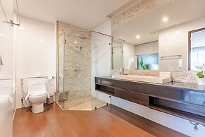 Majestic 2BR with garden view in Regent