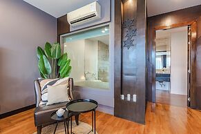 Majestic 2BR with garden view in Regent