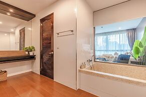 Majestic 2BR with garden view in Regent