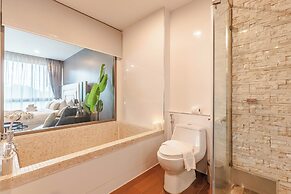 Majestic 2BR with garden view in Regent