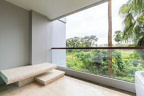 Majestic 2BR with garden view in Regent