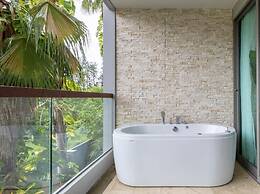 Majestic 2BR with garden view in Regent