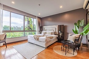 Majestic 2BR with garden view in Regent