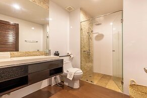 Majestic 2BR with garden view in Regent