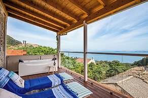 Art House with Seaview by Konnect, Spartylas