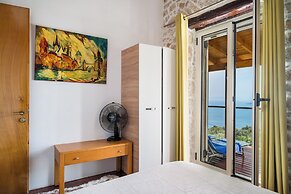 Art House with Seaview by Konnect, Spartylas