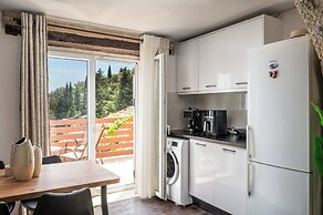 Art House with Seaview by Konnect, Spartylas