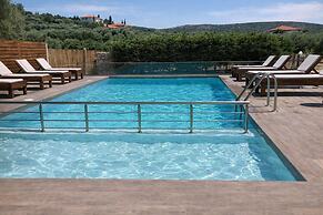 Studios River - Potos Poolside Nest w/ Garden View
