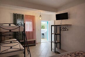 Studios River - Potos Poolside Nest w/ Garden View