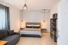 Studios River - Potos Poolside Nest w/ Garden View