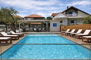 Studios River - Potos Poolside Nest w/ Garden View