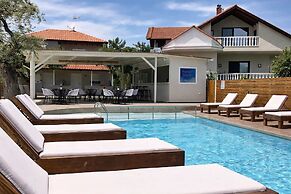 Studios River - Potos Poolside Apartment With View