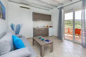 Studios River - Potos Poolside Apartment With View