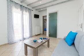 Studios River - Potos Poolside Apartment With View