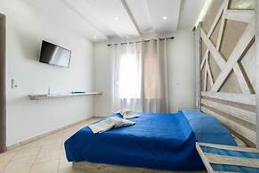 Studios River - Potos Poolside Apartment With View