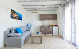 Studios River - Potos Poolside Apartment With View