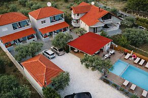 Studios River - Potos Poolside Apartment With View