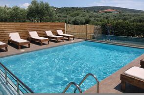 Studios River - Potos Poolside Apartment With View