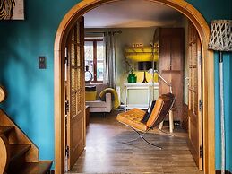 Charming Garden Holiday Home for 6