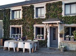 Charming Garden Holiday Home for 6