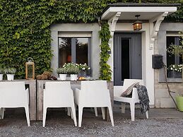 Charming Garden Holiday Home for 6